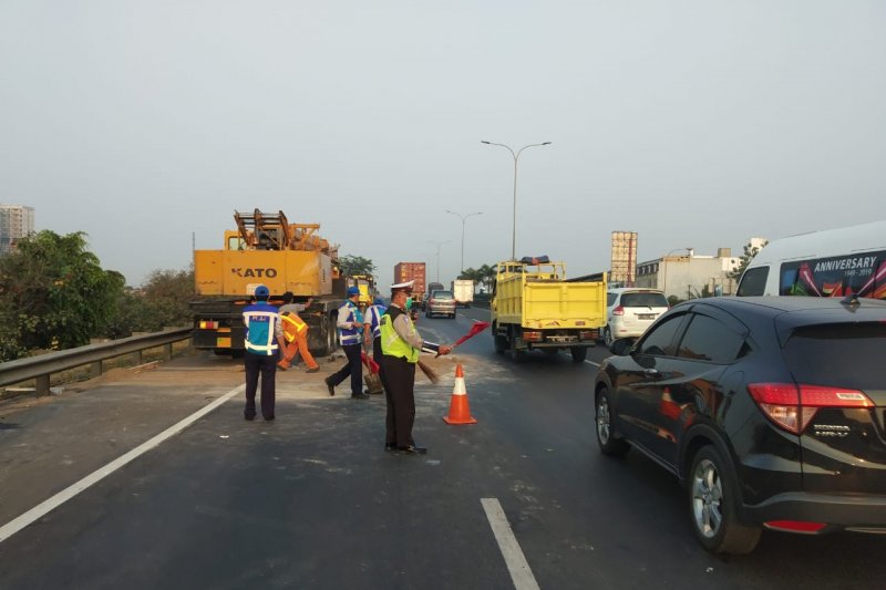 Truk Tabrak Mobil Crane Di Tol JORR Jati Asih ANTARA News