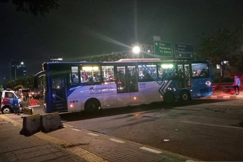 Jalur Busway Depan Dpr Ditutup Tiga Transjakarta Menyelonong Masuk