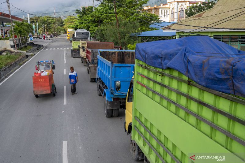 Antrean Pengisian Solar Di SPBU Palu ANTARA News