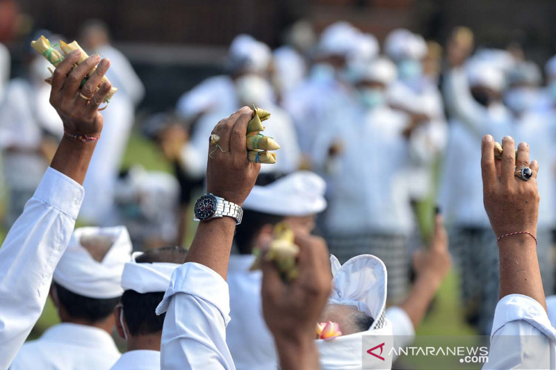 Serunya Perang Ketupat Di Bali ANTARA News