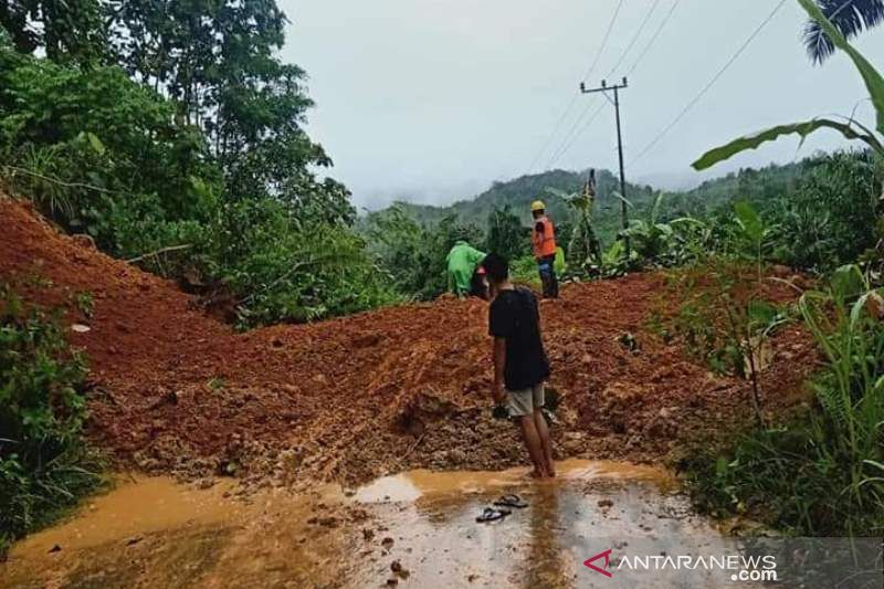 Sempat Tertutup Longsor Akses Jalan Ke Loksado Sudah Bisa Dilewati