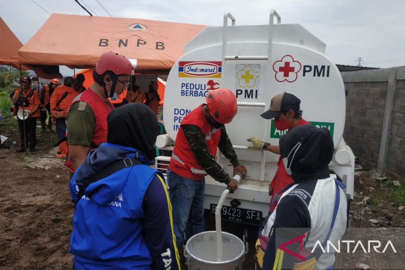 PMI Kota Sukabumi Salurkan Air Bersih Ke Lokasi Bencana Banjir Baros