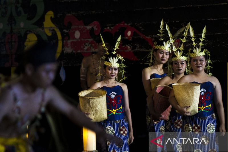 Serunya Pentas Seni Festival Budaya Dayak Maanyan Warukin ANTARA News