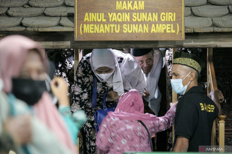 Tradisi Malam Selawe Di Makam Sunan Giri ANTARA News