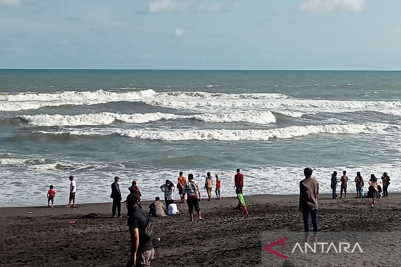 Wisatawan Padati Pantai Gua Cemara Bantul Usai Hari Lebaran ANTARA