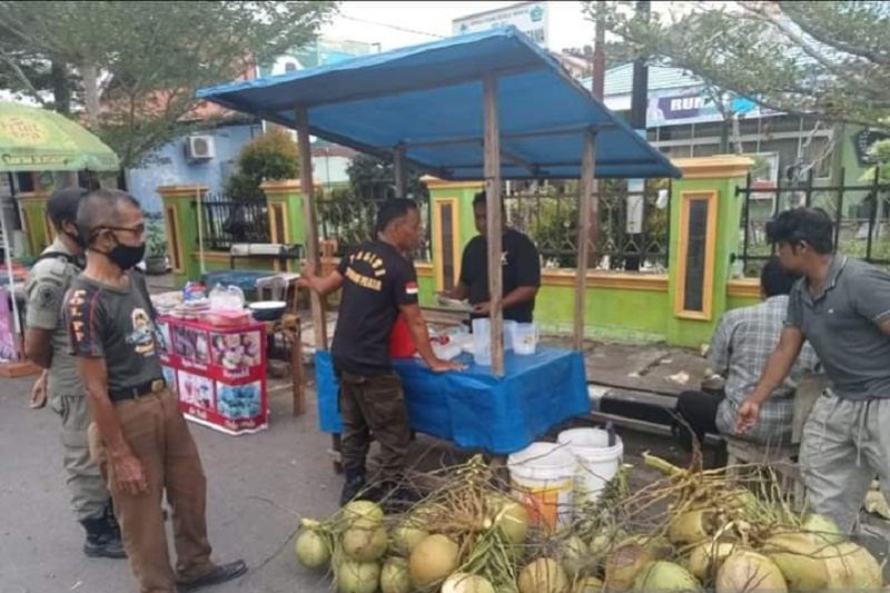 Aparat Satpol PP Pessel Tertibkan Pedagang Kaki Lima ANTARA Sumbar