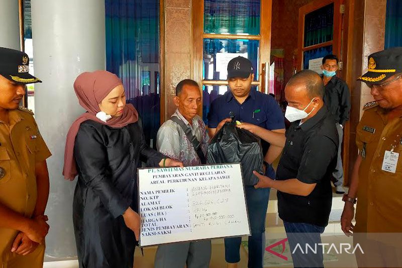 Bupati Seruyan Saksikan Pembayaran Ganti Rugi Lahan Warga Dengan