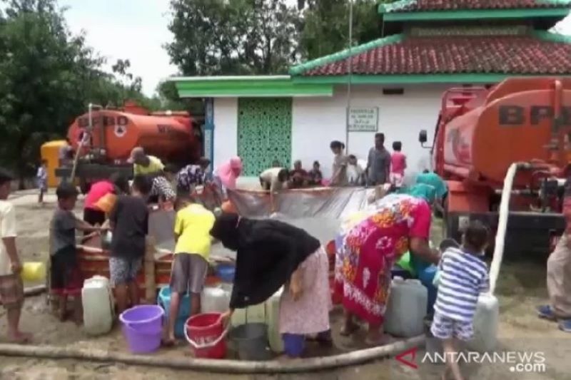 Desa Di Ngawi Jatim Alami Kekeringan Bpbd Distribusikan Air Bersih