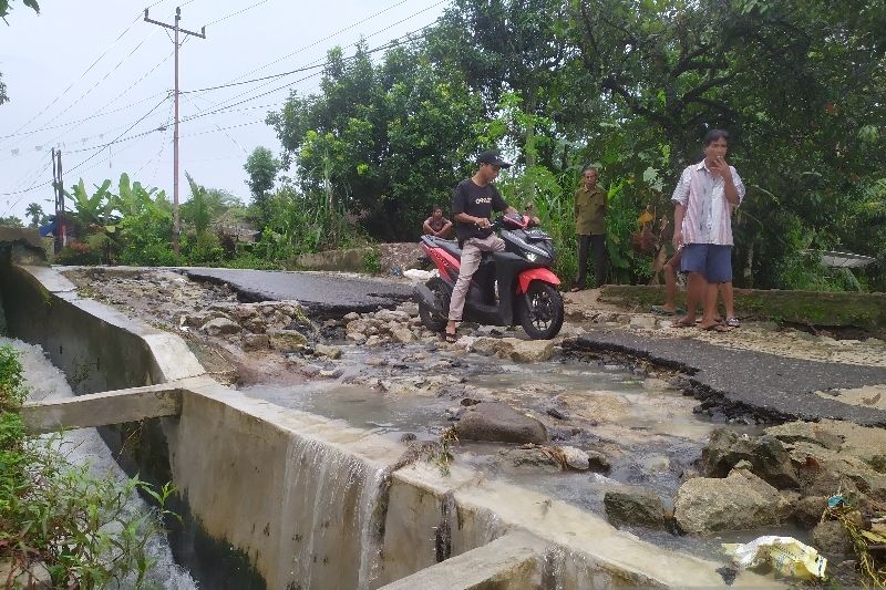 Jalan Ke Wisata Karang Sari Simalungun Putus ANTARA News Sumatera Utara