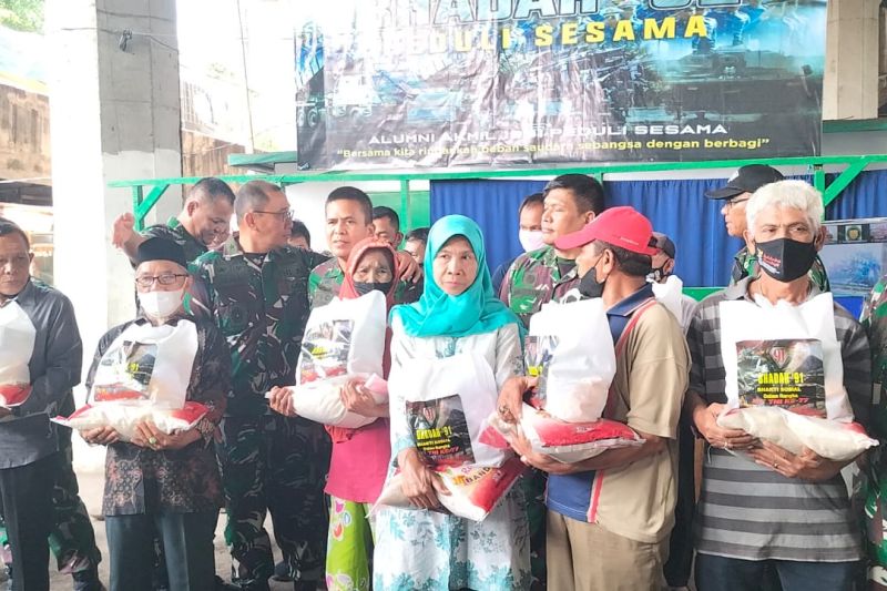 Alumni Akmil 1991 Bagikan Ribuan Paket Sembako Peringati HUT TNI