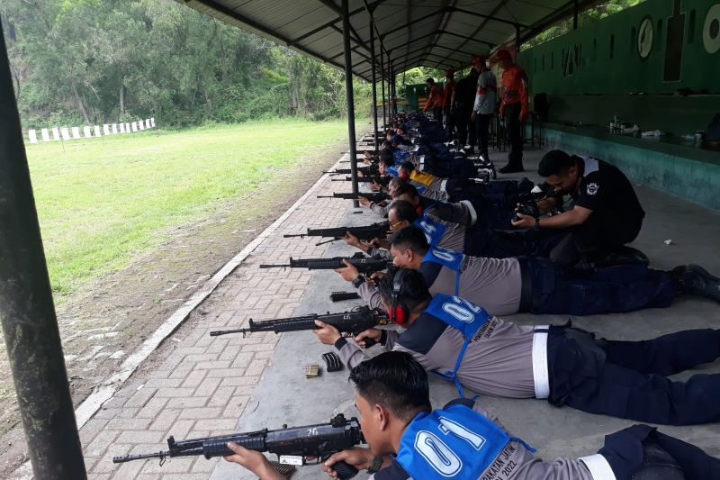 Kanwilkumham Jatim Bekali Petugas Lapas Kemampuan Menembak Antara News