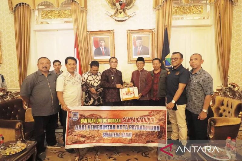 Pj Wako Payakumbuh Rida Ananda Serahkan Bantuan Untuk Korban Gempa