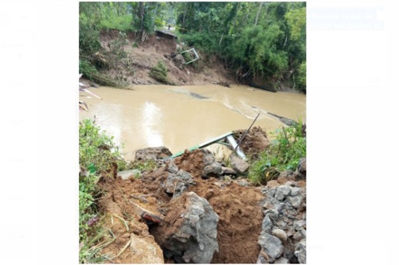 Jembatan Penghubung Antardesa Di Trenggalek Putus Akibat Terjangan