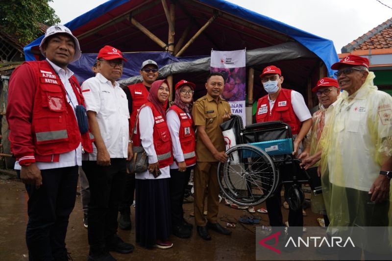 PMI Salurkan Alat Bantu Jalan Bagi Penyandang Disabilitas Korban Gempa