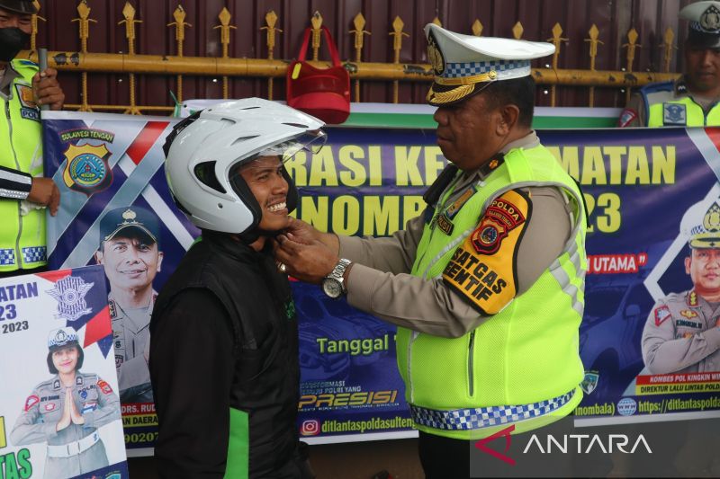 Polda Sulteng Bagikan Helm Gratis Kepada Pengendara Taat Lalu Lintas