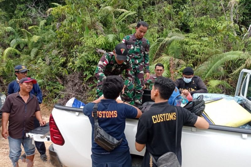 Pamtas Bea Cukai Periksa Barang Bawaan Pelintas Di Batas Ri Malaysia