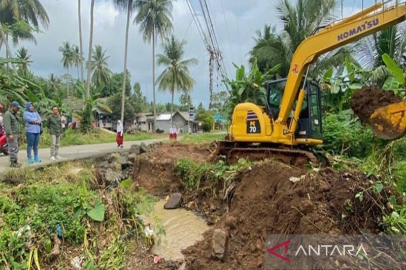 Kadis Pupr Kotabaru Pimpin Pengerukan Saluran Drainase Antara News