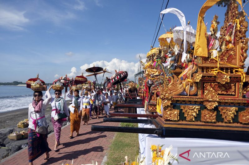 Ribuan Warga Hindu Di Bali Ikuti Upacara Melasti Jelang Hari Nyepi