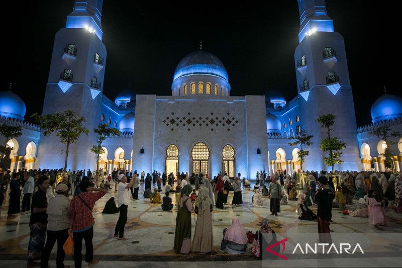 Tarawih Pertama Di Masjid Raya Sheikh Zayed ANTARA News