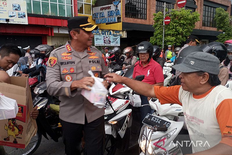 Polresta Banyumas Bagikan Takjil Kepada Pengguna Jalan ANTARA News