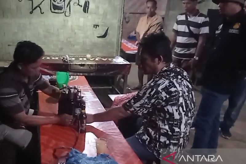 Polisi Sita Belasan Botol Minuman Keras Dari Kafe Remang Remang Di