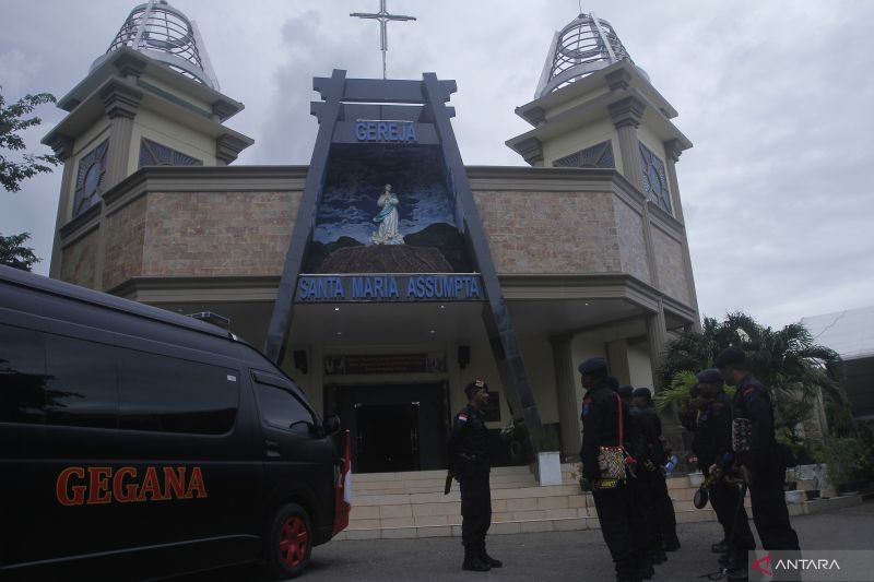 Tim Jibom Polda NTT Sterilkan Gereja Jelang Misa Malam Paskah ANTARA