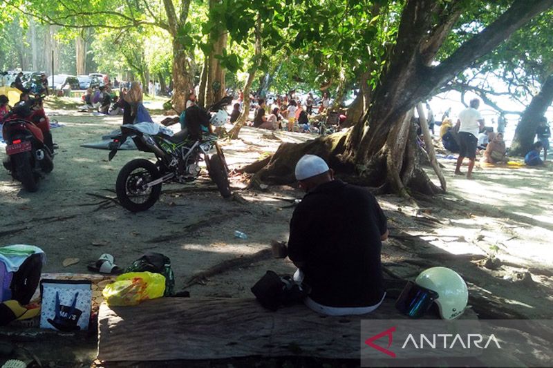 Lebaran Kedua Ribuan Pengunjung Padati Objek Wisata Pantai Hunimua