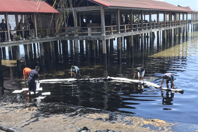 Polda Kepri Tunggu Hasil Uji Sampel Asal Limbah Di Pantai Batam