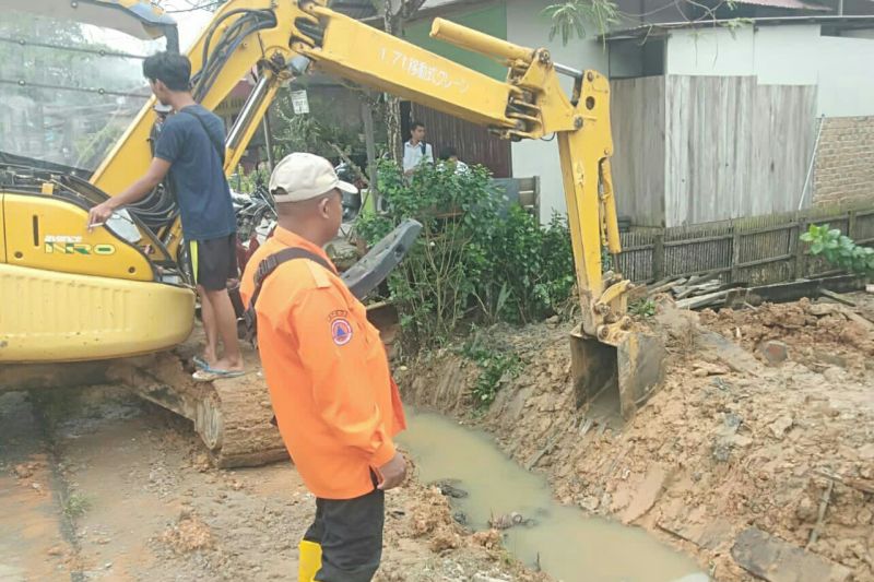 Bpbd Penajam Gunakan Ekskavator Mitigasi Banjir Di Sepaku Antara News