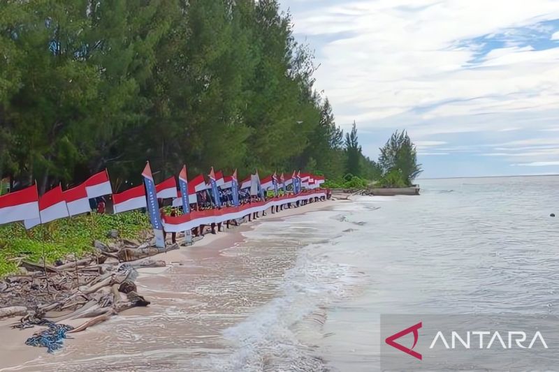 Pemprov PBD Kibarkan Merah Putih Sepanjang 78 Meter Di Pulau Fani