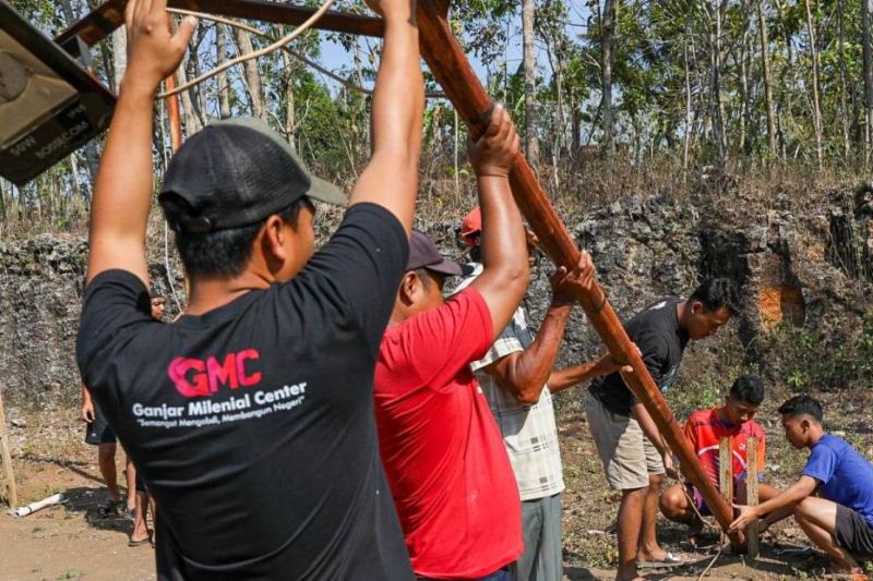 Ganjar Milenial Kerja Bakti Bareng Warga Desa Monggol Antara News