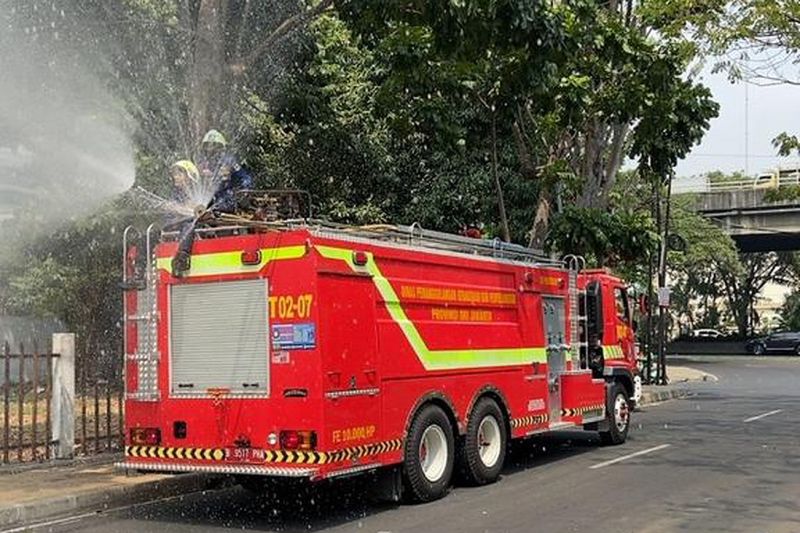 Gulkarmat Semprot Jalan Di Tiga Wilayah Jaktim Kurangi Polusi Udara