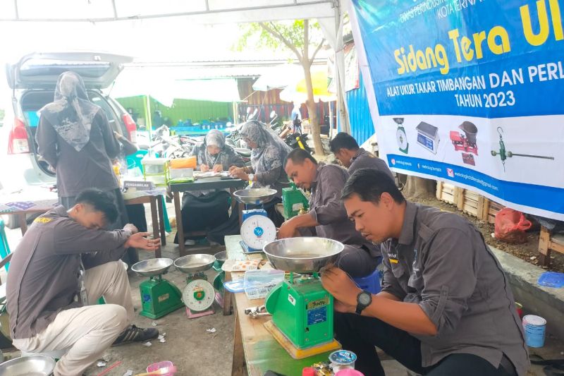 Disperindag Kota Ternate Lakukan Tera Ulang Timbangan Pedagang Antara