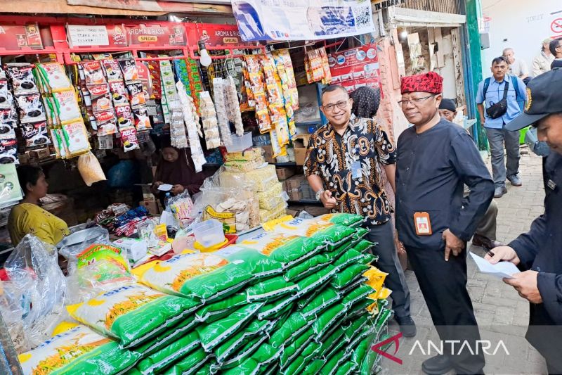 Bulog Dan Pemkab Banyuwangi Operasi Pasar Stabilkan Harga Beras