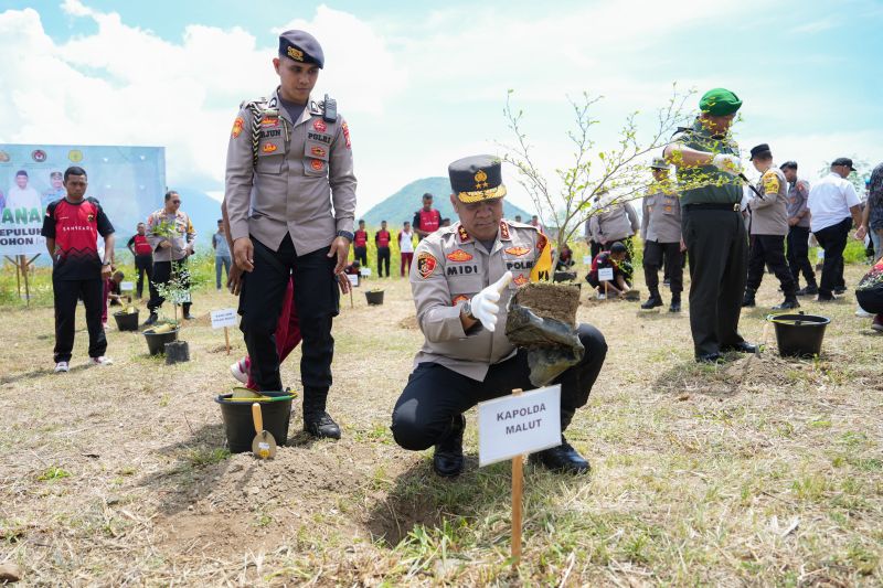 Kapolda Malut Canangkan Penanaman Pohon Di Ternate Selatan Antara