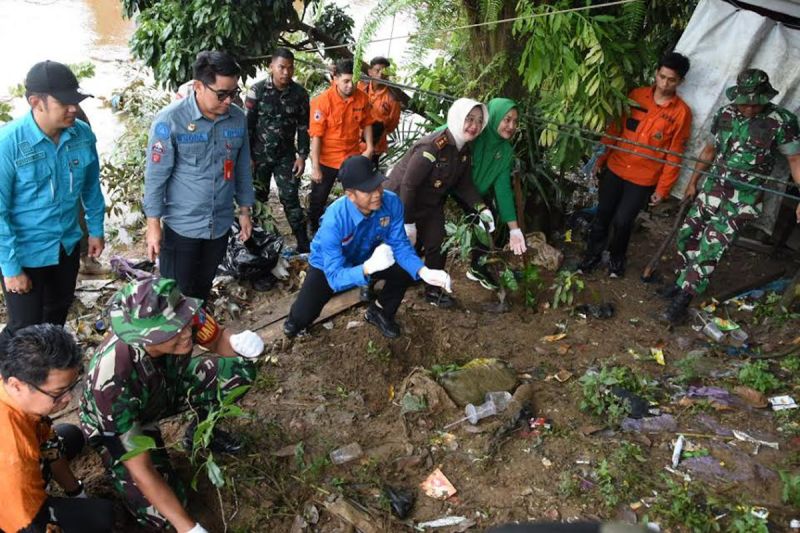 Tanggulangi Longsor Pj Bupati Barut Tanam Pohon Di Bantaran Sungai