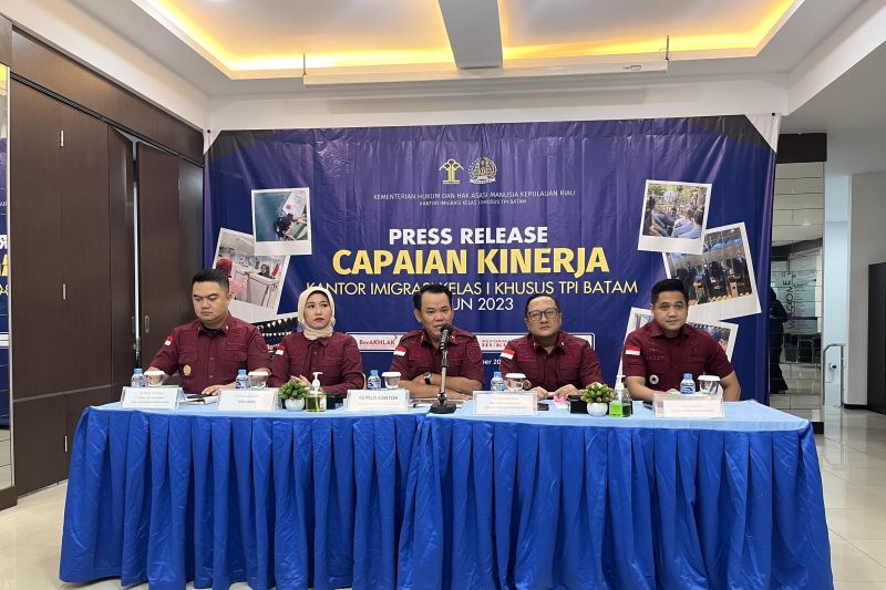 Imigrasi Batam Peroleh Pnbp Layanan Paspor Rp Miliar Antara News