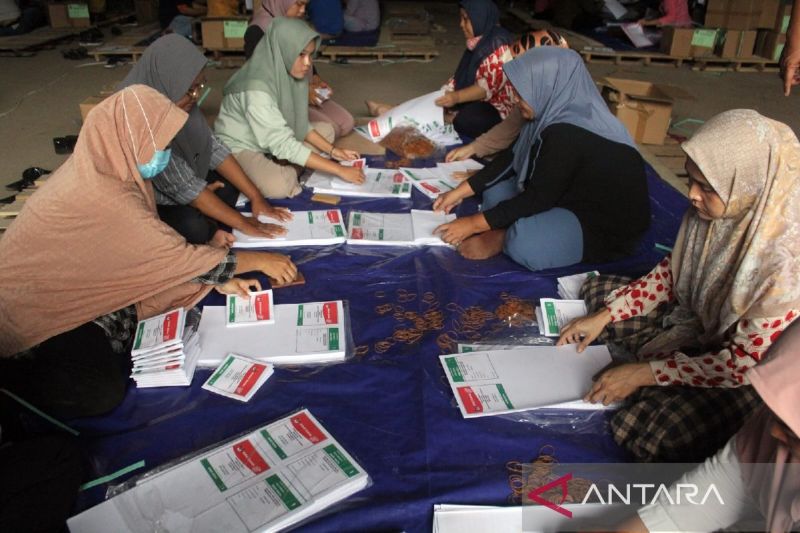 KPU Sumut 25 6 Juta Surat Suara Pemilu 2024 Tuntas Dilipat Disortir