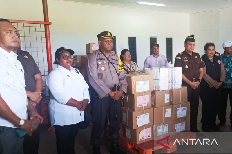 Personel Polres Supiori Kawal Ketat Logistik Surat Suara Pemilu 2024