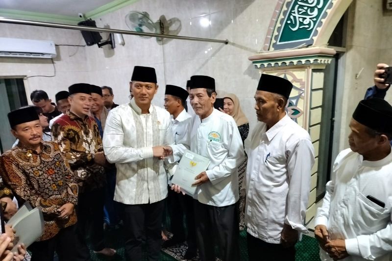 Menteri AHY Bagikan Sertifikat Tanah Di Surabaya ANTARA News