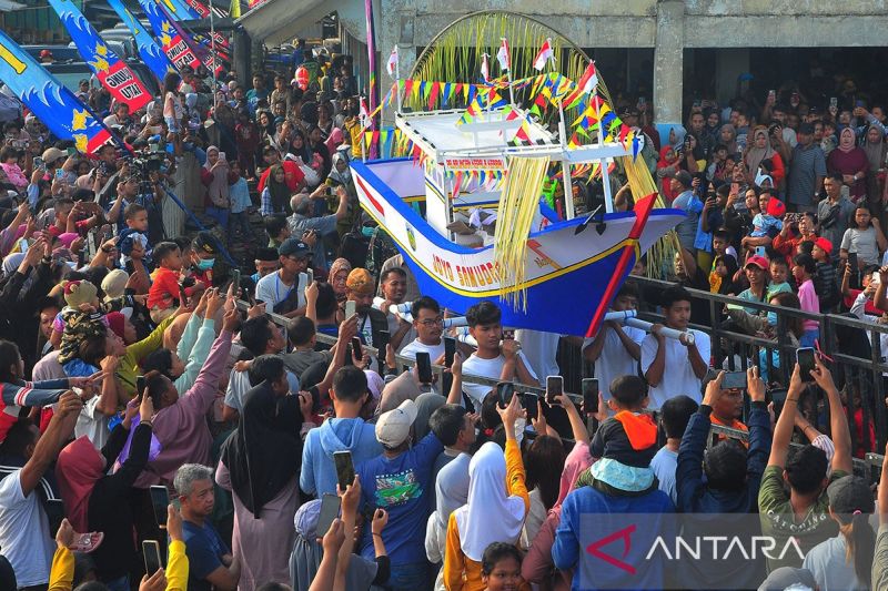 Pesta Lomban Bentuk Syukur Nelayan Kepada Tuhan Yang Maha Esa Antara News