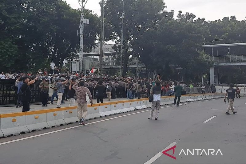 Aksi Unjuk Rasa Di Monas Sempat Diwarnai Saling Lempar Batu Antara News