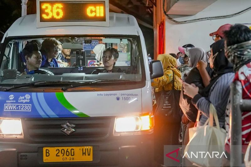 TransJakarta Uji Coba Empat Rute Mikrotrans Yang Beroperasi 24 Jam