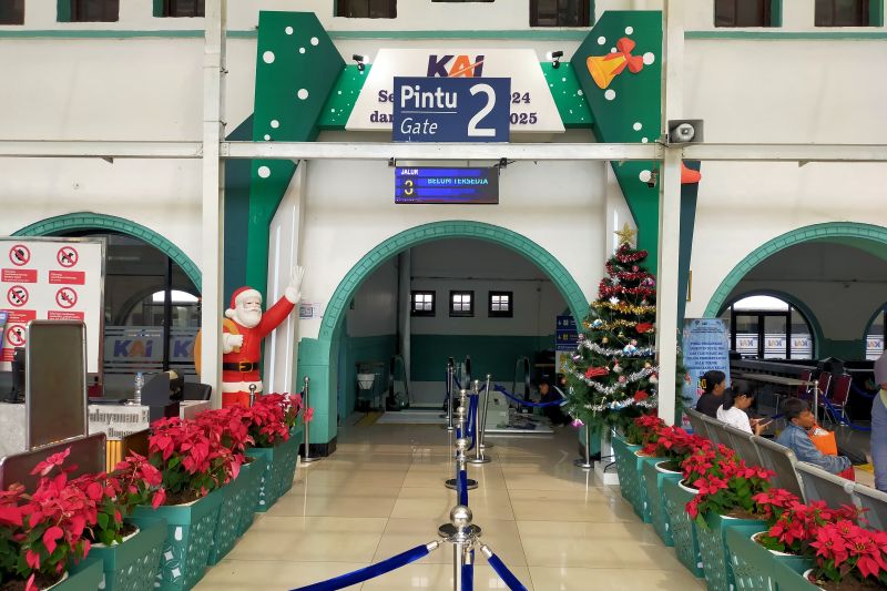 Ornamen Tematik Natal Hiasi Stasiun Gambir Dan Pasar Senen ANTARA News