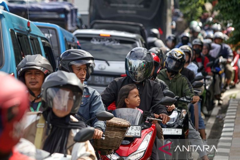 Polisi Berlakukan Sistem Satu Arah Untuk Mengurai Kemacetan Menuju