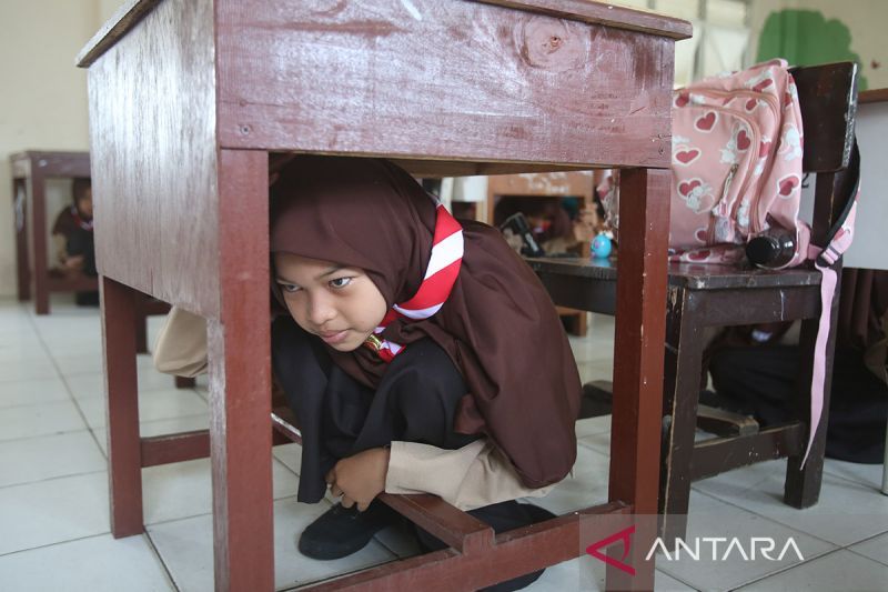 Foto Tsunami Drill Jelang Peringatan Tahun Tsunami Aceh Antara