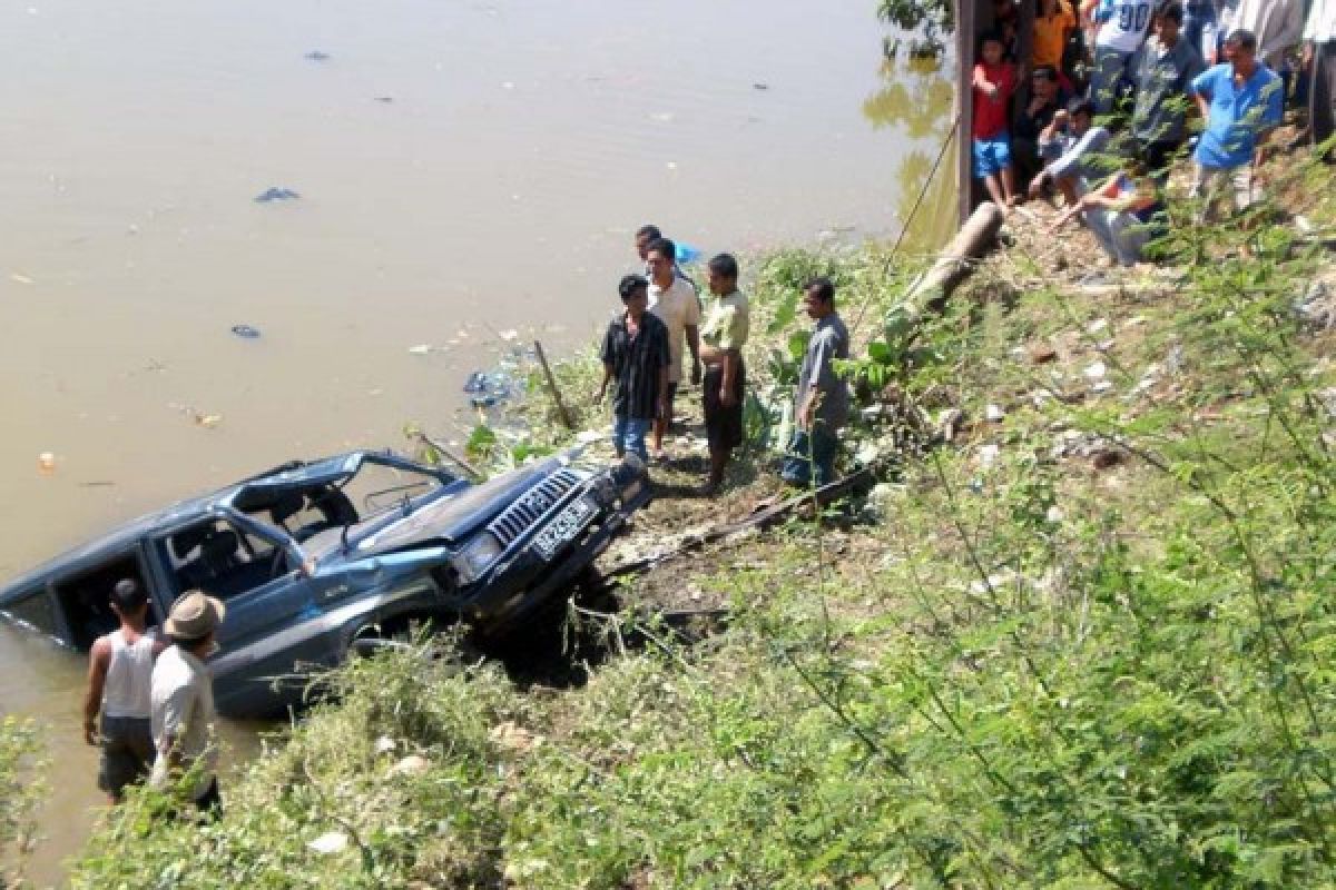 Mobil terjun ke sungai, lima orang tewas