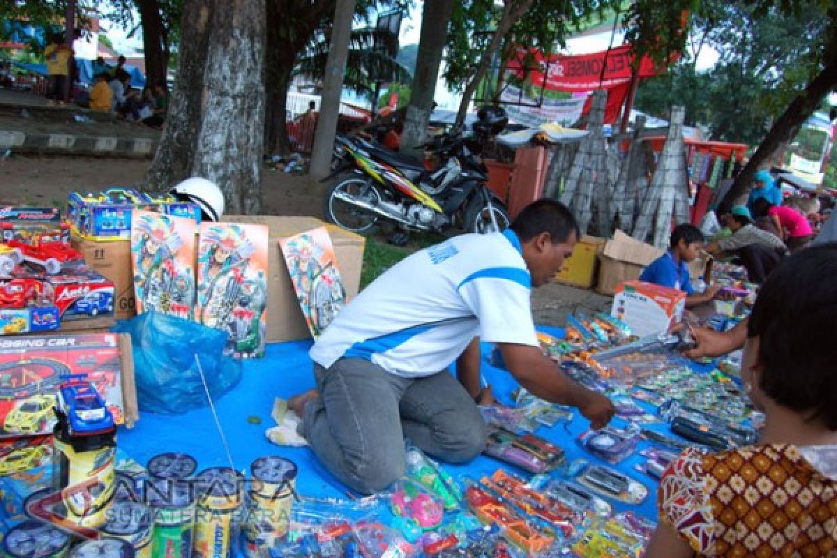 Pedagang mainan padati pasar Pasaman Barat