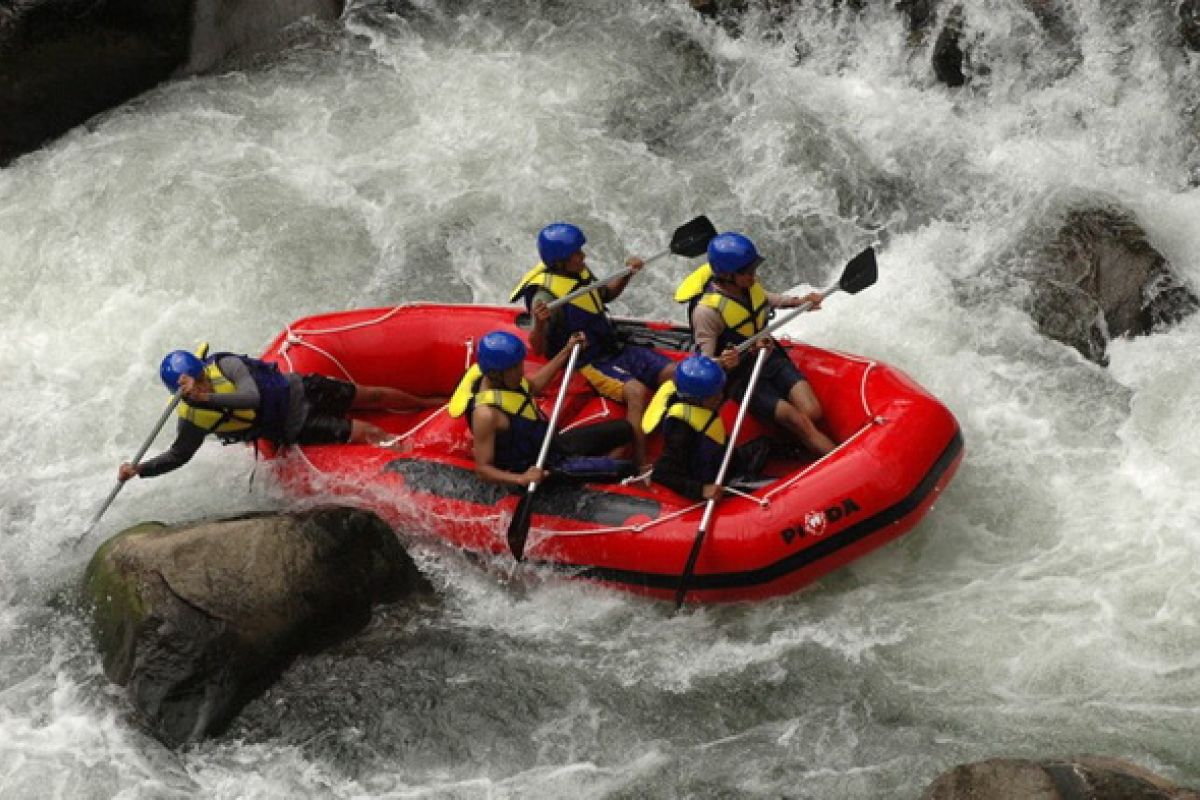 Wisata arung jeram Sungai Cikundul Cianjur dibuka