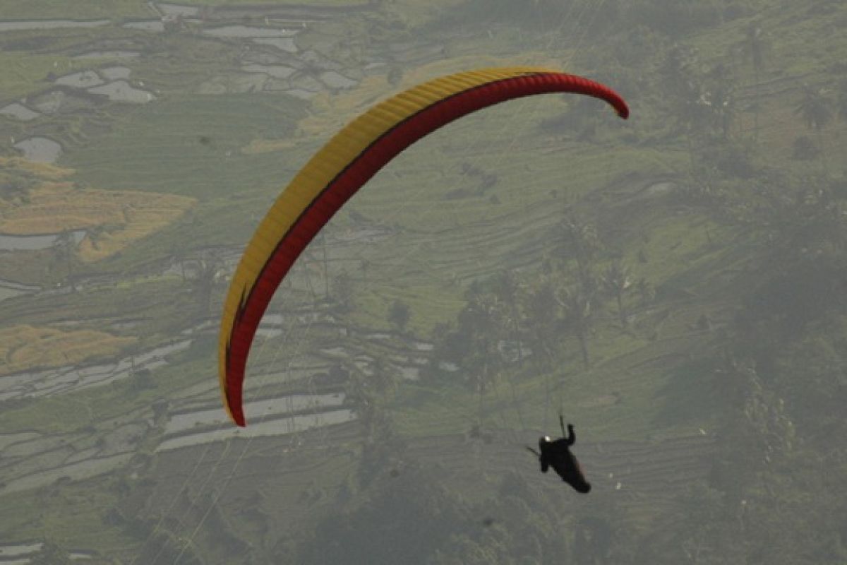 Gagal lepas landas, atlet paralayang terperosok